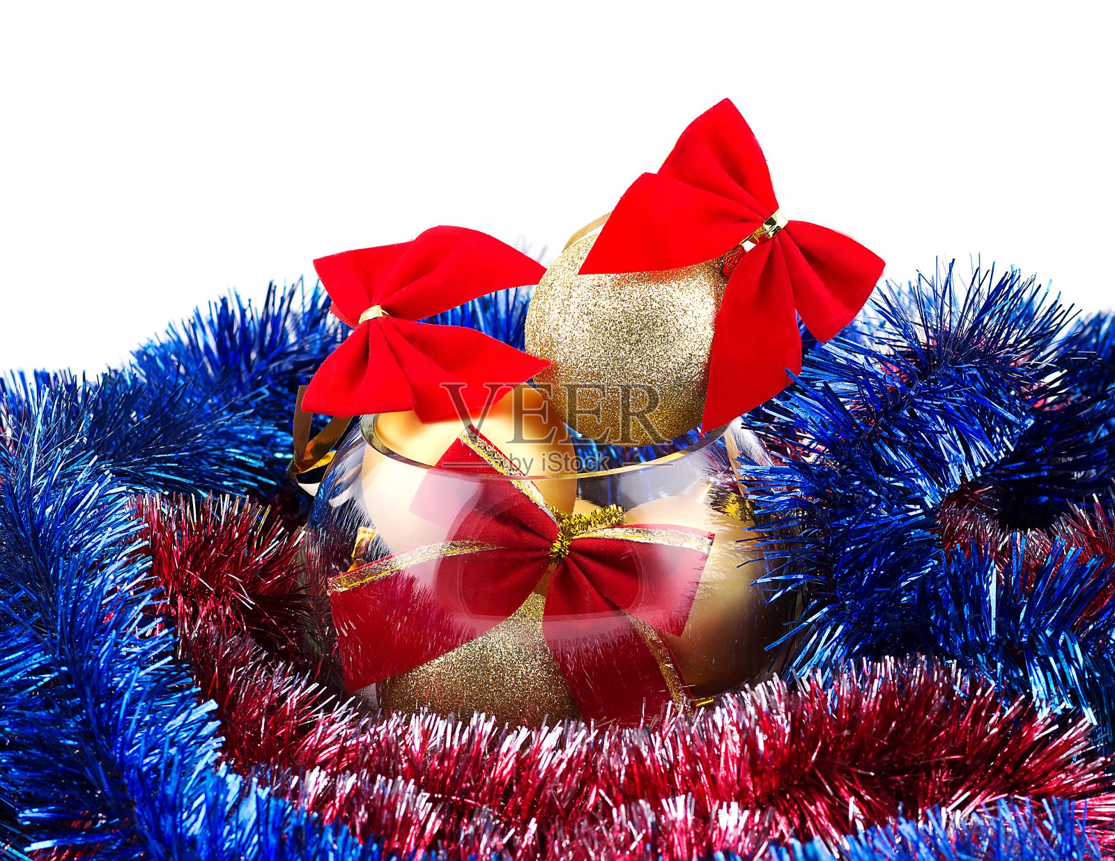 圣诞金球和红蝴蝶结在玻璃花瓶里照片摄影图片