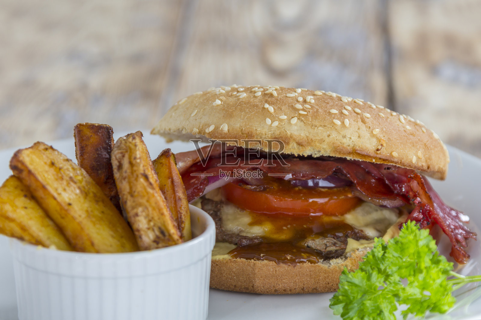 汉堡包和炸薯条照片摄影图片