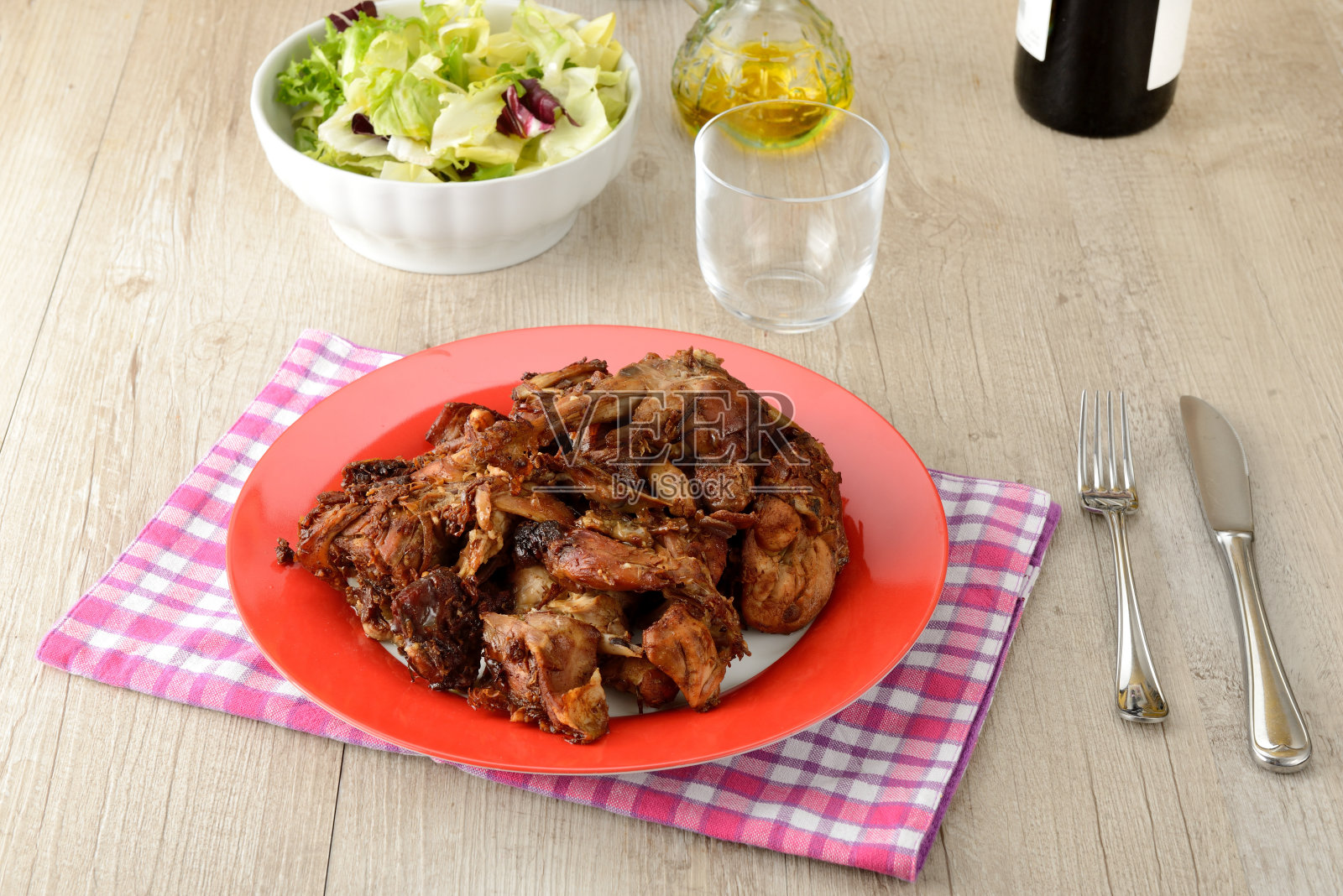 烤兔肉盘照片摄影图片