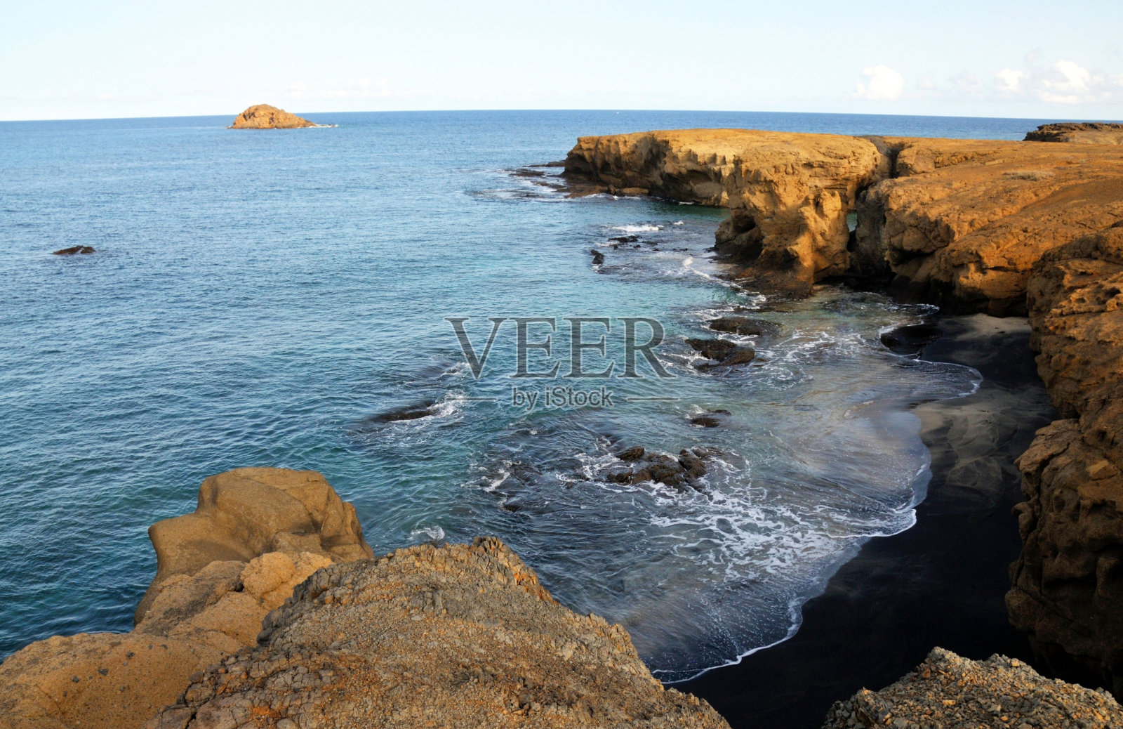 海滩之间的悬崖照片摄影图片