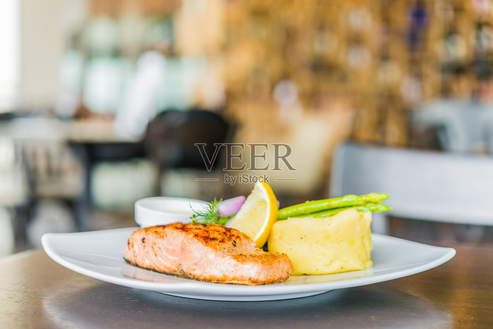 三文鱼片烤牛排照片摄影图片