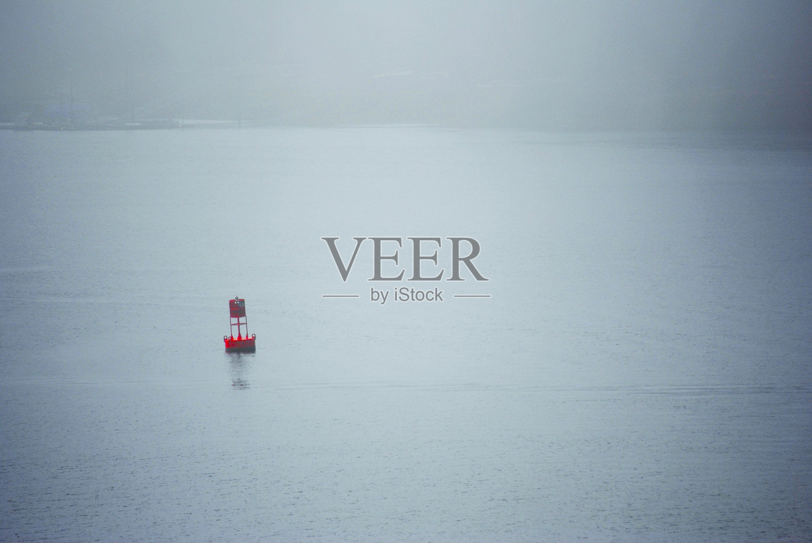 雾中红色浮标照片摄影图片