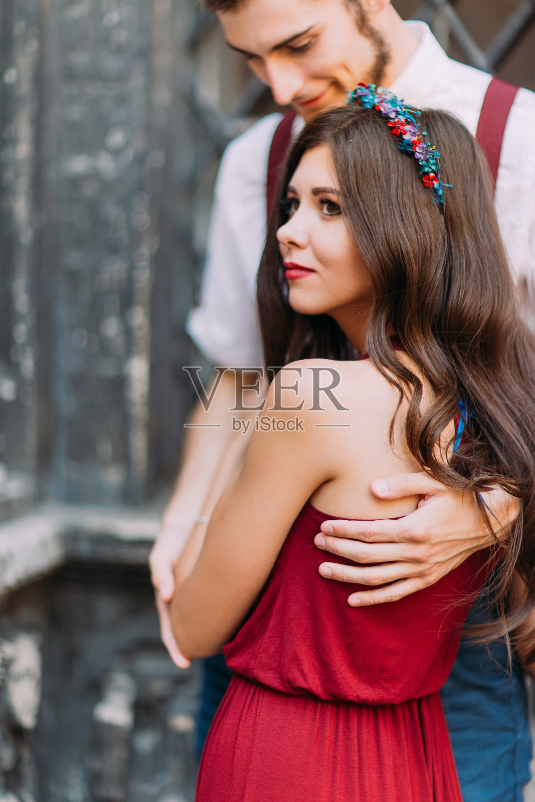 年轻时尚优雅时尚奢华的新人穿着温柔拥抱照片摄影图片