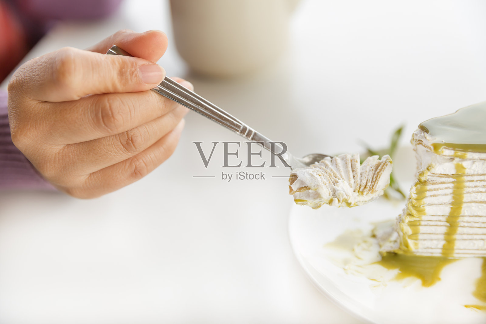 女人用勺子双手拿着绿茶薄饼片照片摄影图片