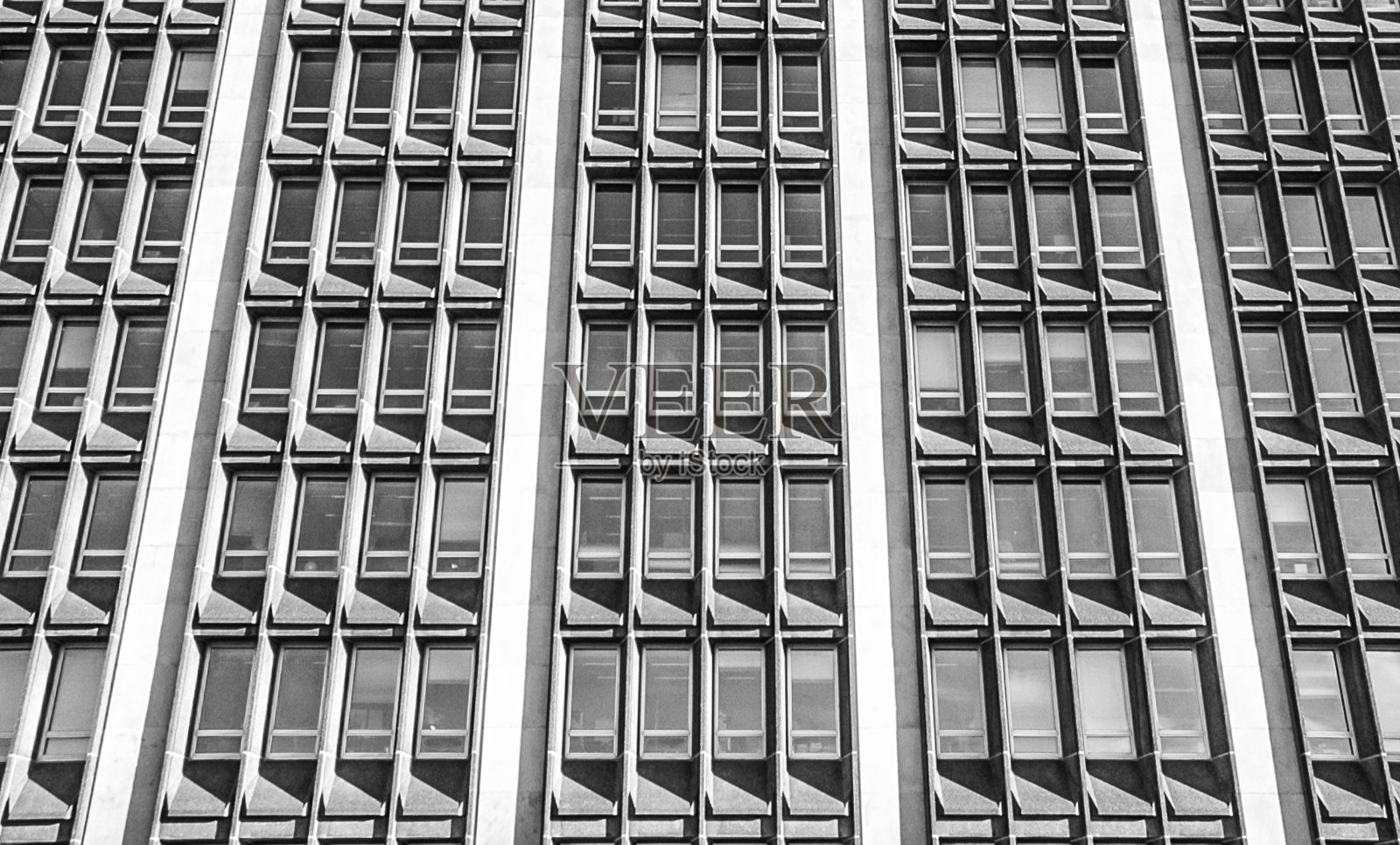 60年代办公大楼的一排排窗户。照片摄影图片