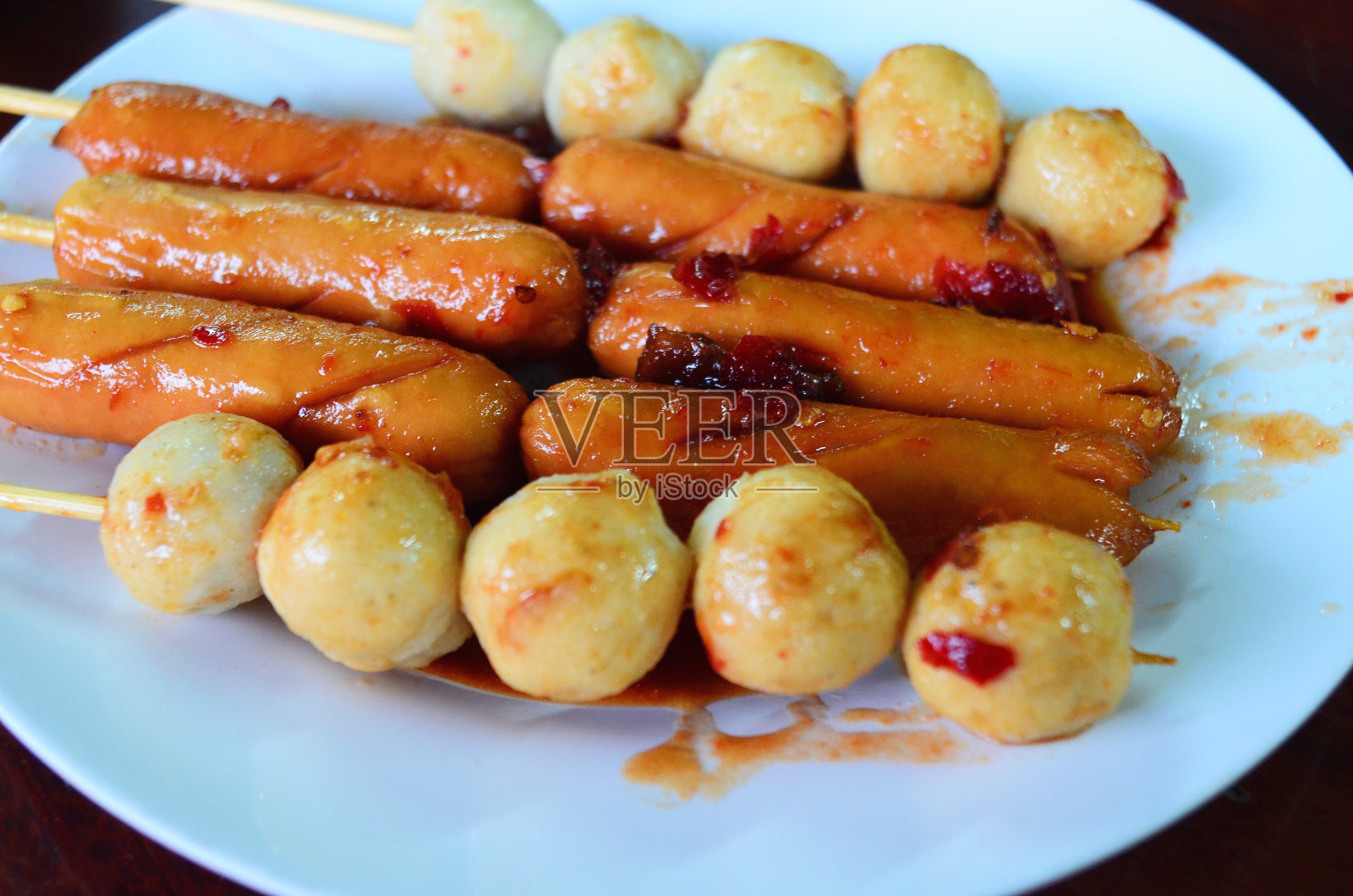 泰式烤香肠和肉丸照片摄影图片