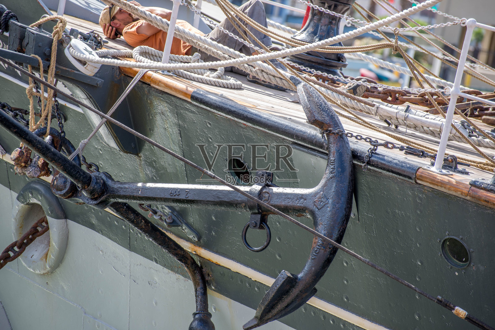 锚系在帆船一侧的锚照片摄影图片