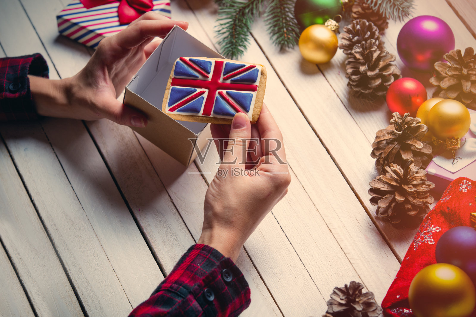 女人手里拿着饼干和礼物照片摄影图片