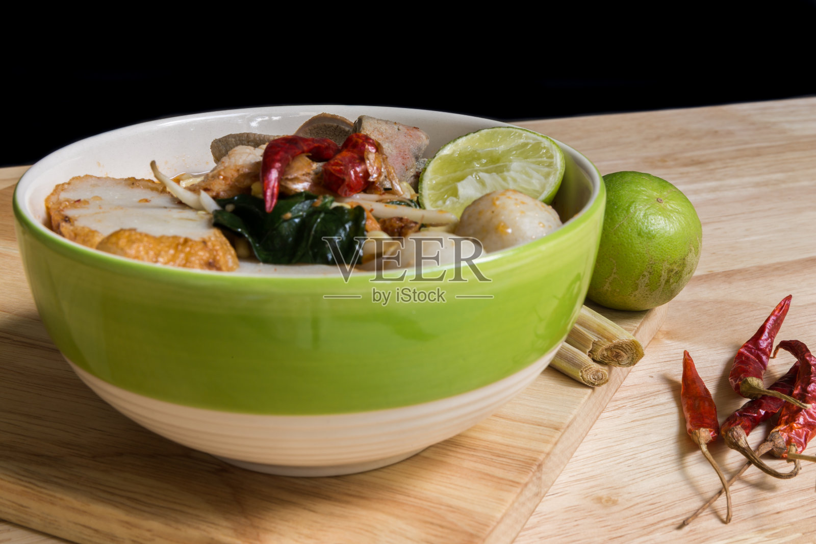 汤姆Yum辣汤面:泰国食物照片摄影图片