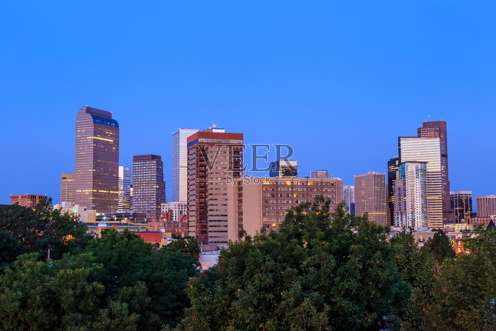 暮色中的丹佛天际线。照片摄影图片