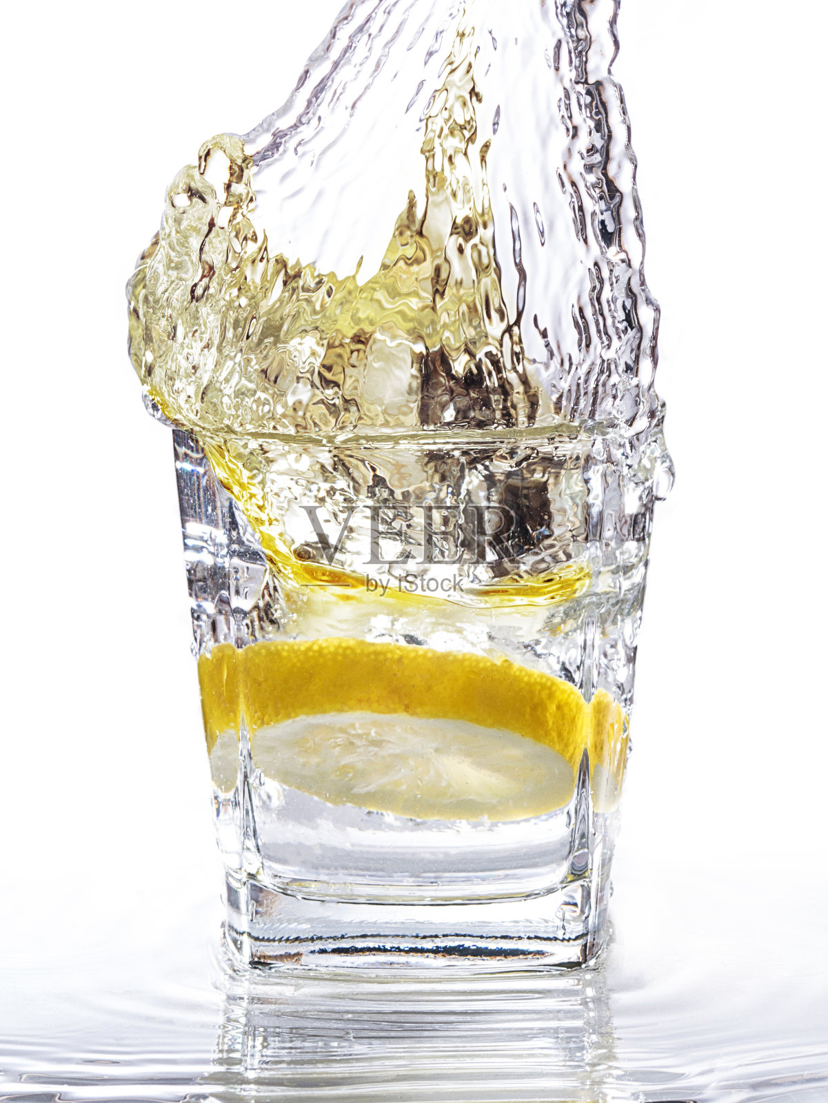 一片柠檬泡沫掉进了一杯水里照片摄影图片