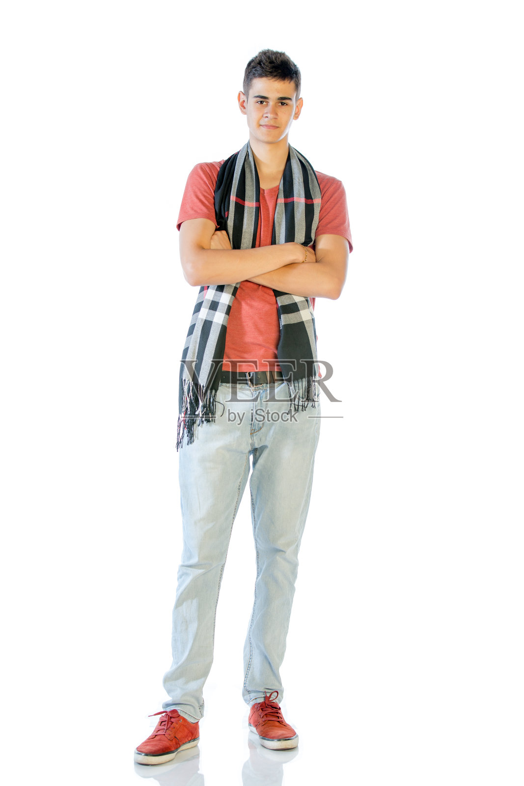 年轻人的肖像穿着休闲服站着照片摄影图片