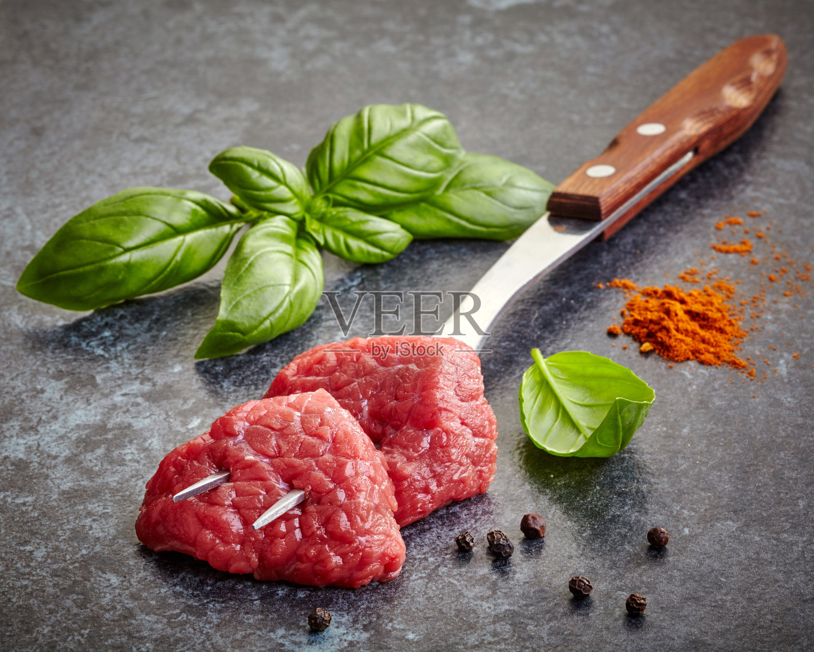 新鲜生肉切块照片摄影图片