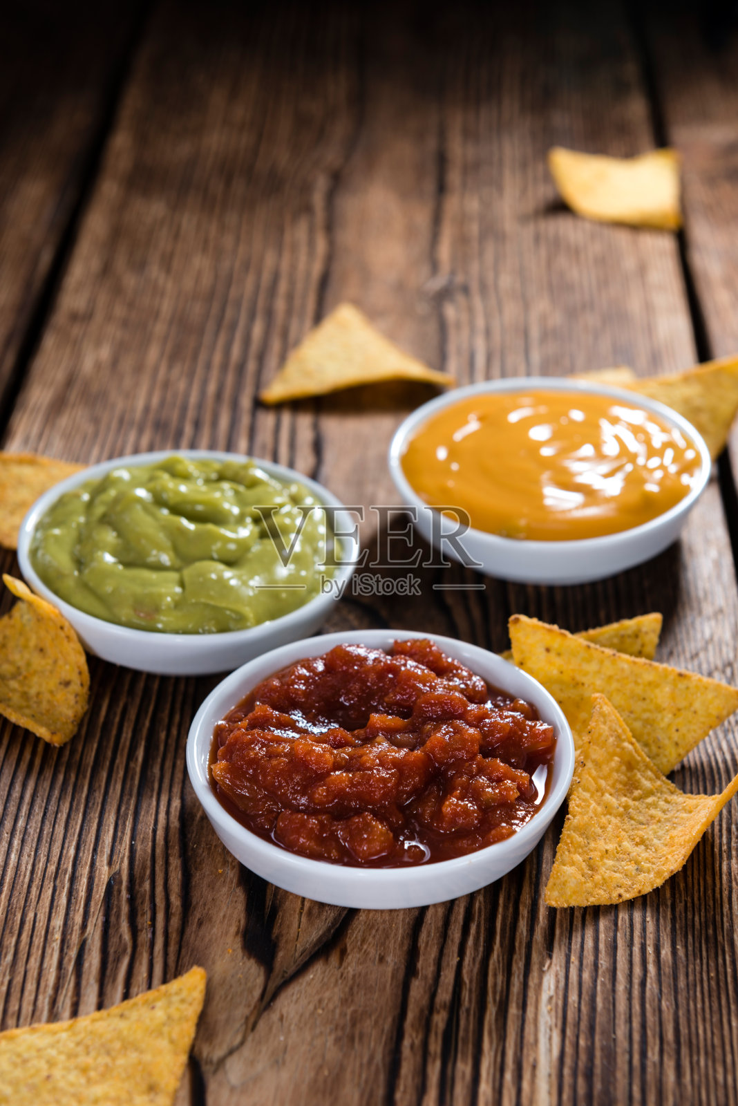 三种不同的玉米片蘸酱照片摄影图片