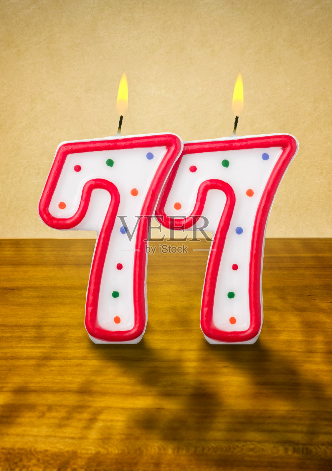 点燃77号生日蜡烛照片摄影图片