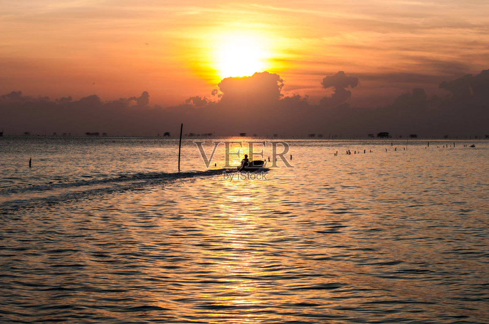 海上渔民家的日出。照片摄影图片