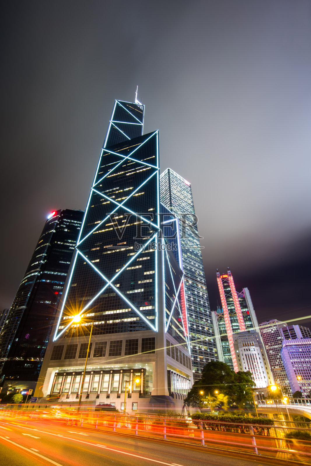 香港商务区夜景轻轨照片摄影图片