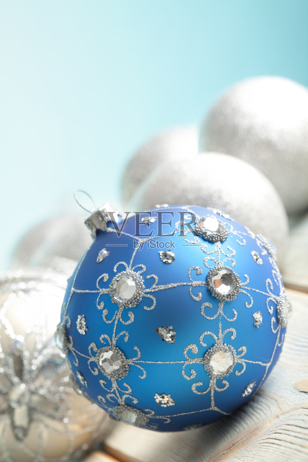 木制背景上的圣诞装饰物照片摄影图片