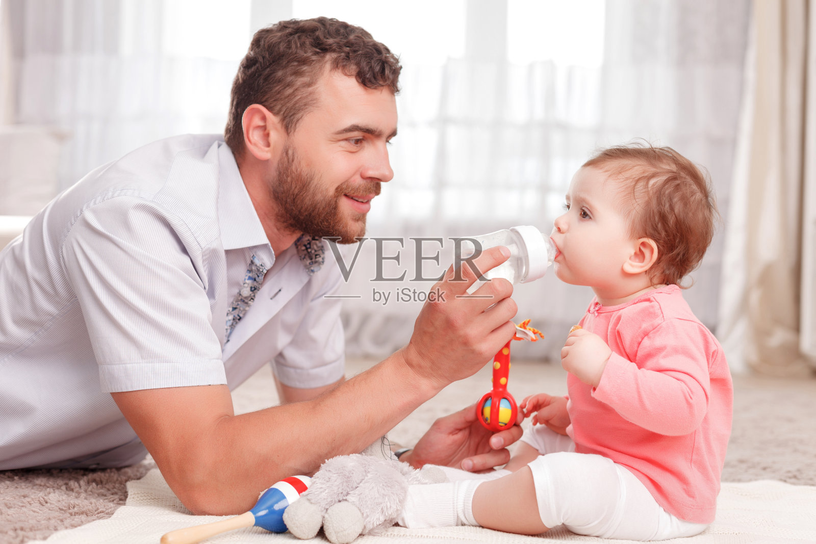 好父亲在喂他的孩子照片摄影图片