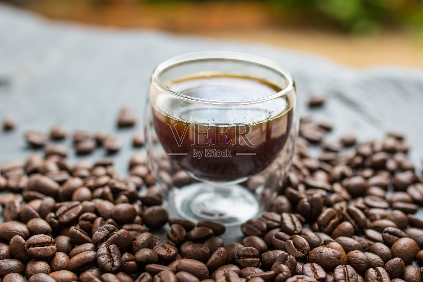 黑咖啡在玻璃和豆咖啡在黑石照片摄影图片