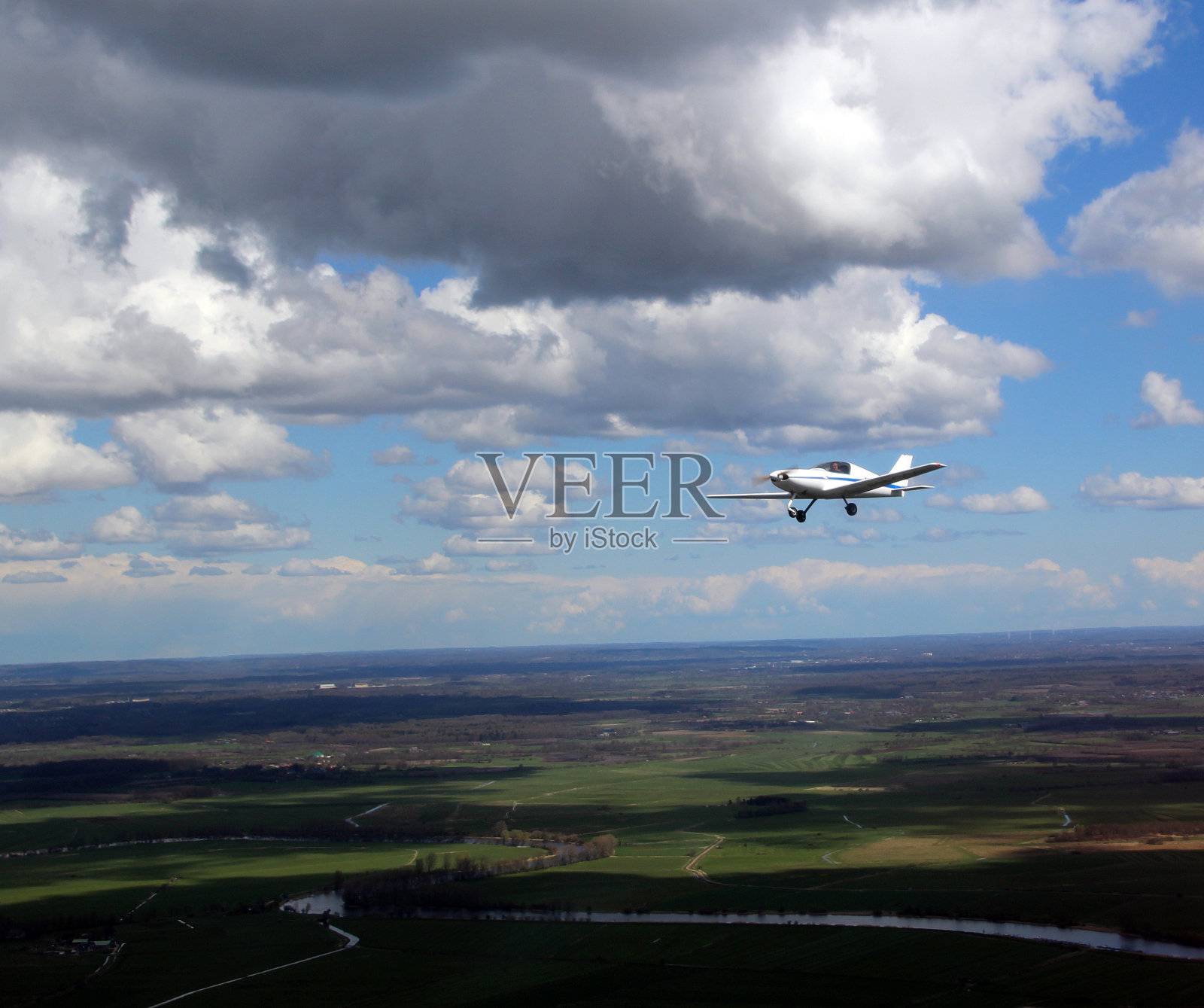 小型私人民用运动飞机-云天照片摄影图片