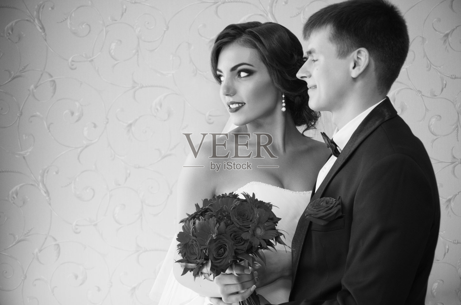 房间里的情侣(单色)照片摄影图片