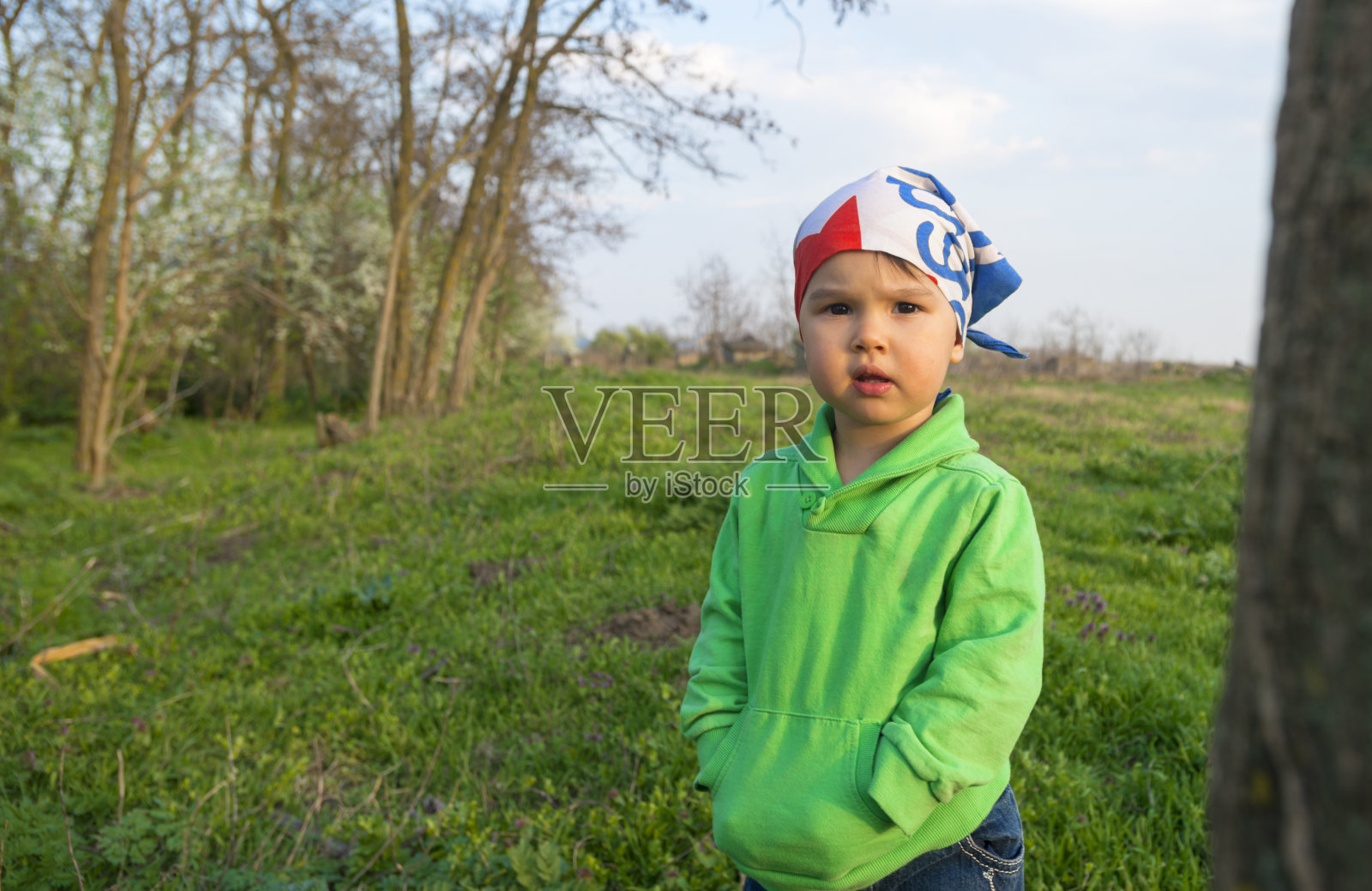 可爱的小女孩在春日的草地上照片摄影图片