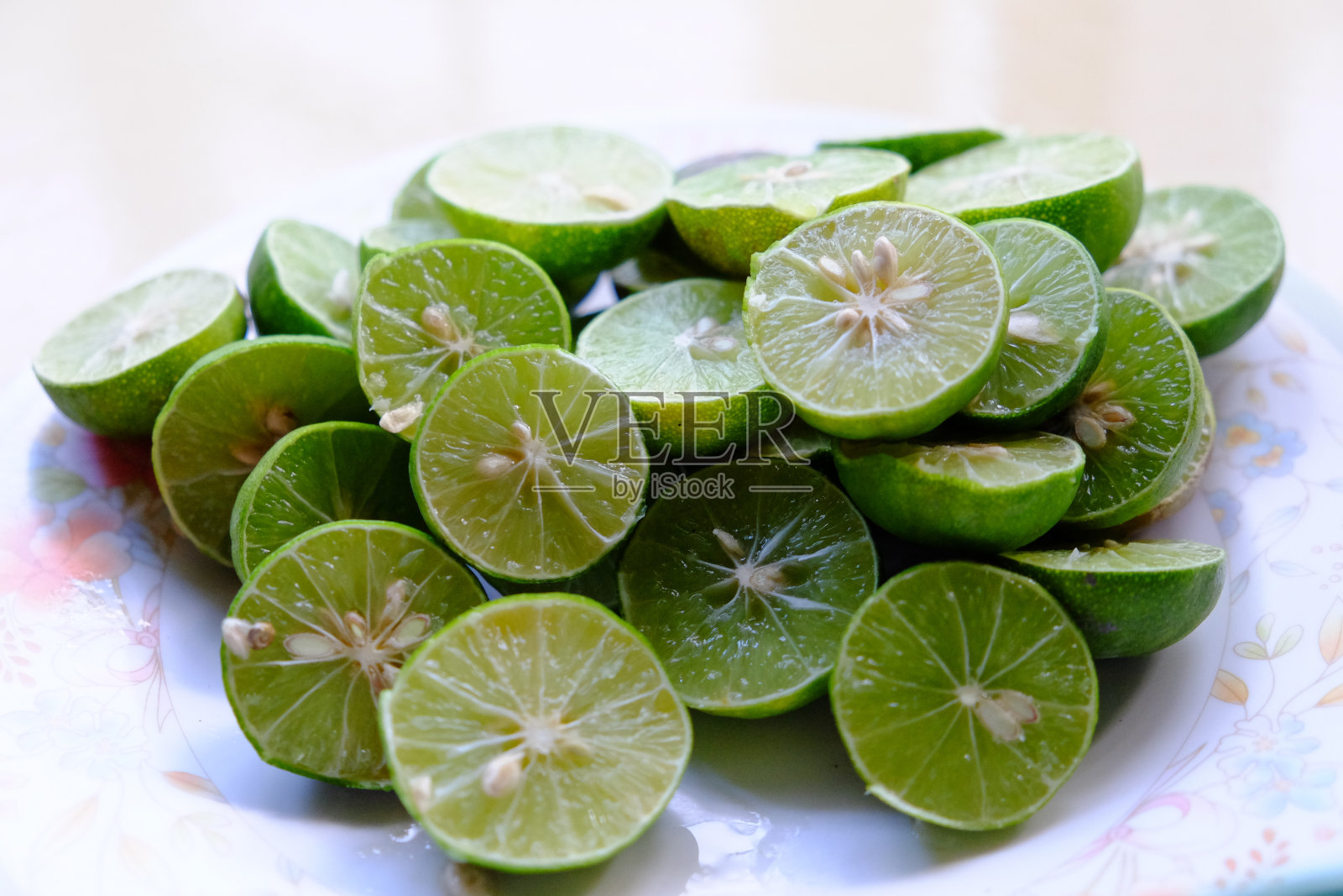 在自然光下放一半柠檬在盘子里照片摄影图片