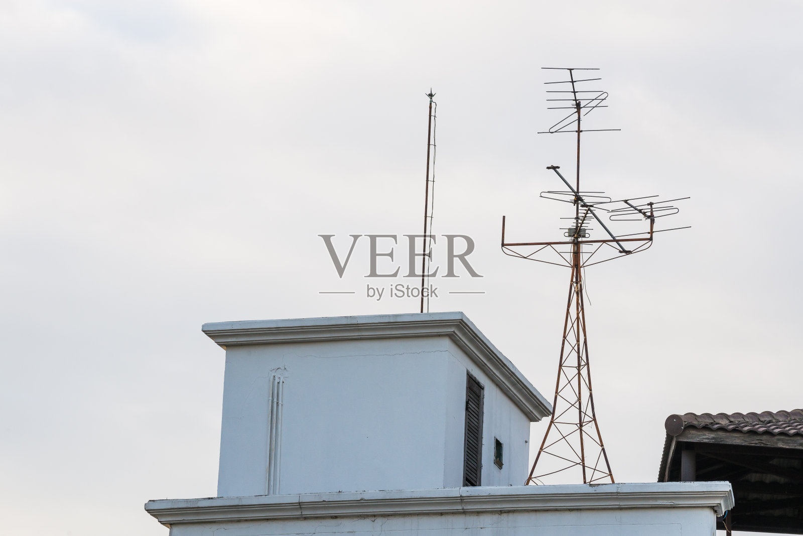 电视天线电信与云，蓝天。照片摄影图片