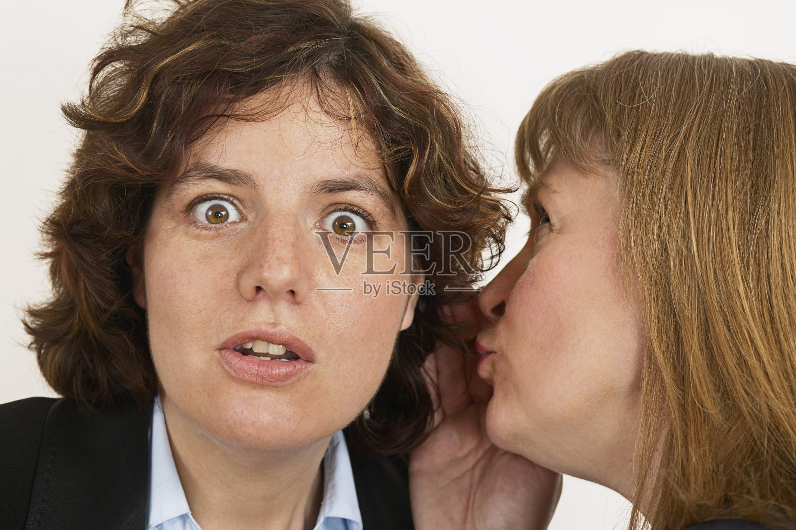 两个女人耳语着一个秘密照片摄影图片