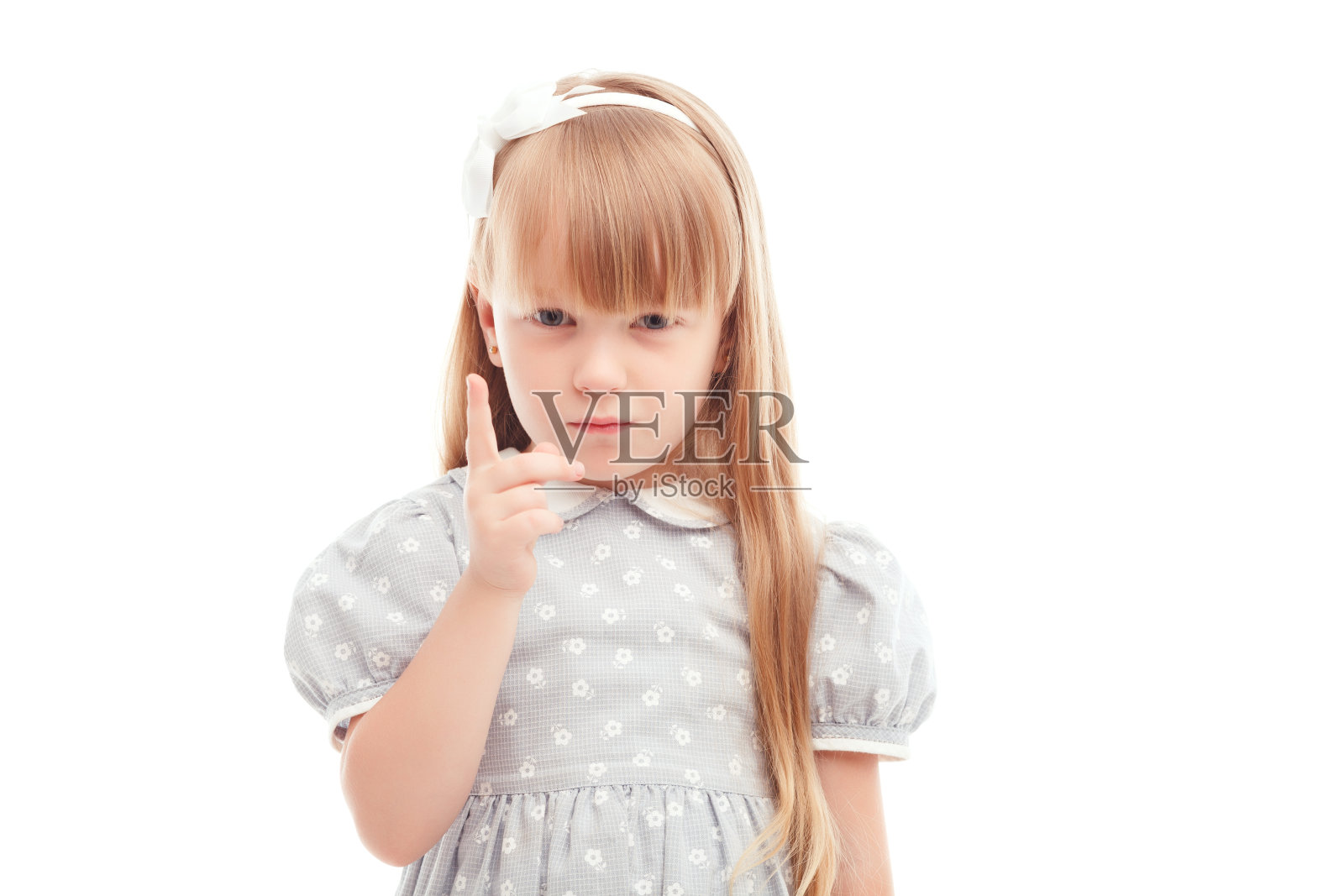 可爱的小女孩把手指放在面前照片摄影图片