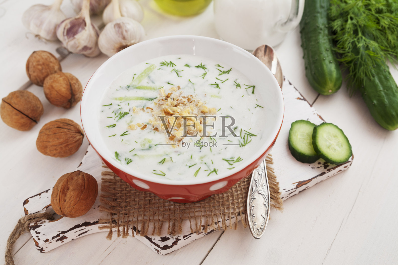 Tarator，保加利亚酸牛奶汤照片摄影图片