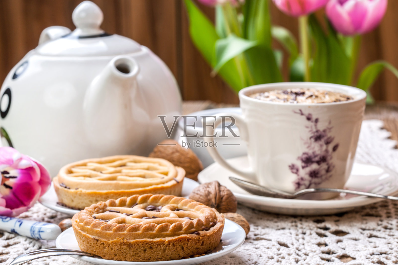 美味的巧克力核桃挞。照片摄影图片