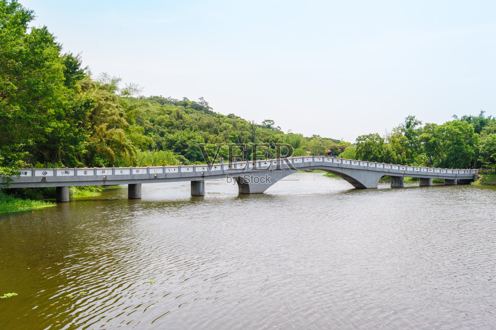 公园有湖和桥照片摄影图片