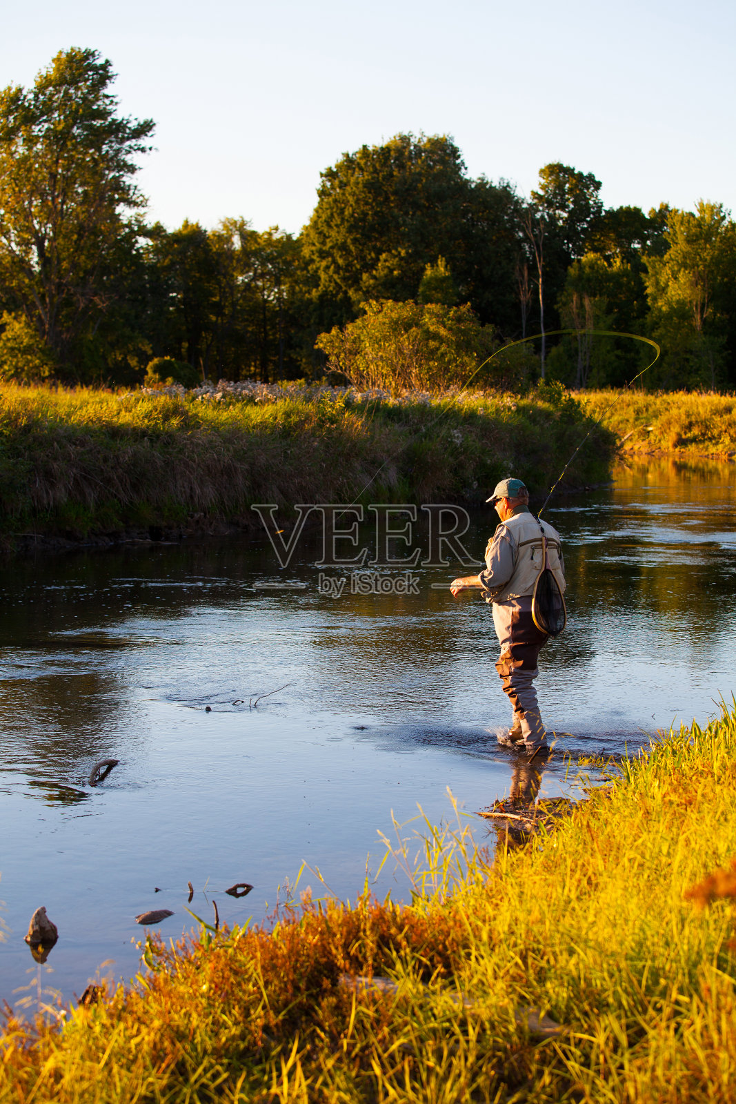 一个老人飞到河里钓鱼照片摄影图片