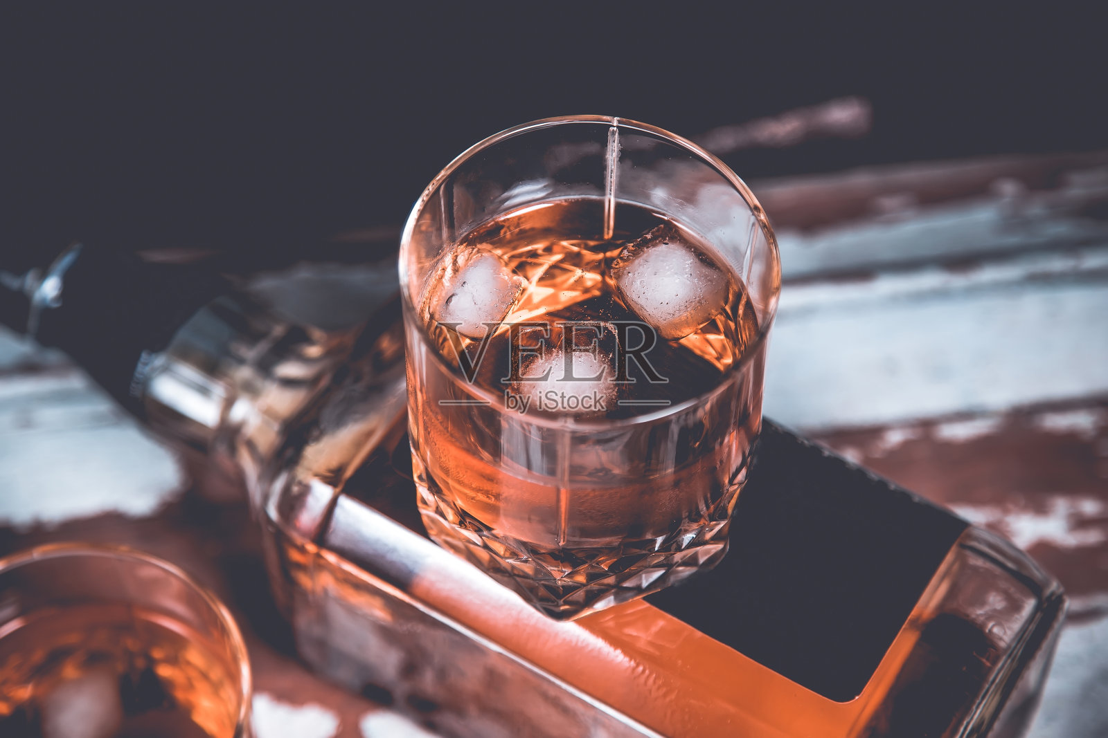 吧台上放着两杯威士忌照片摄影图片
