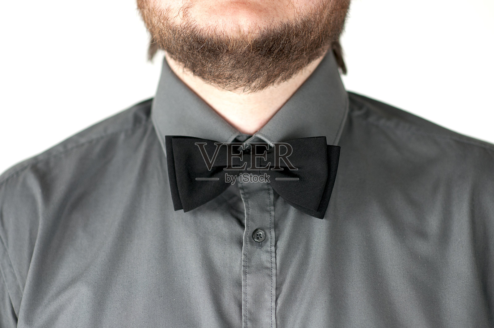 黑色领结配灰色衬衫。照片摄影图片