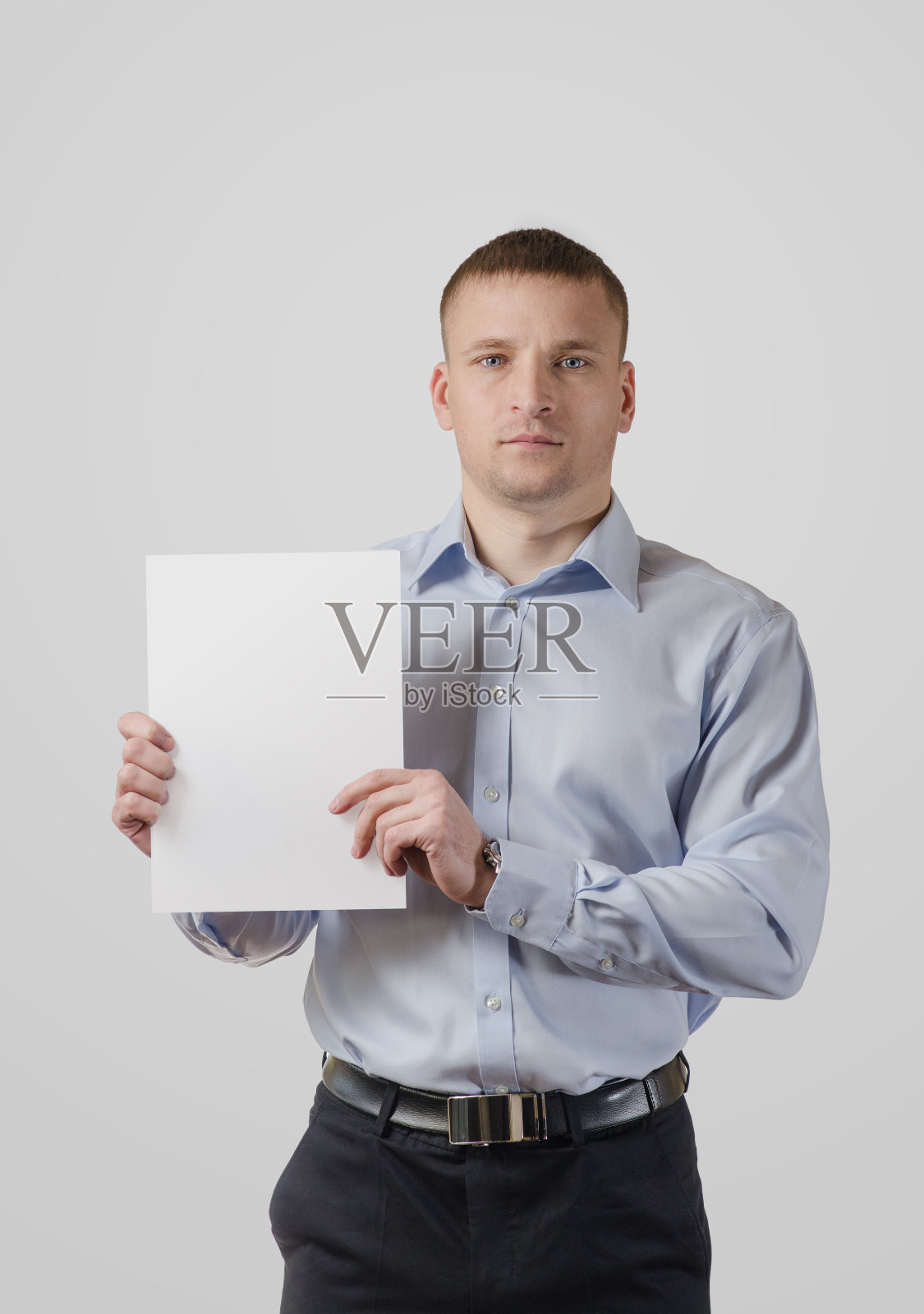 拿着横幅的严肃年轻人照片摄影图片