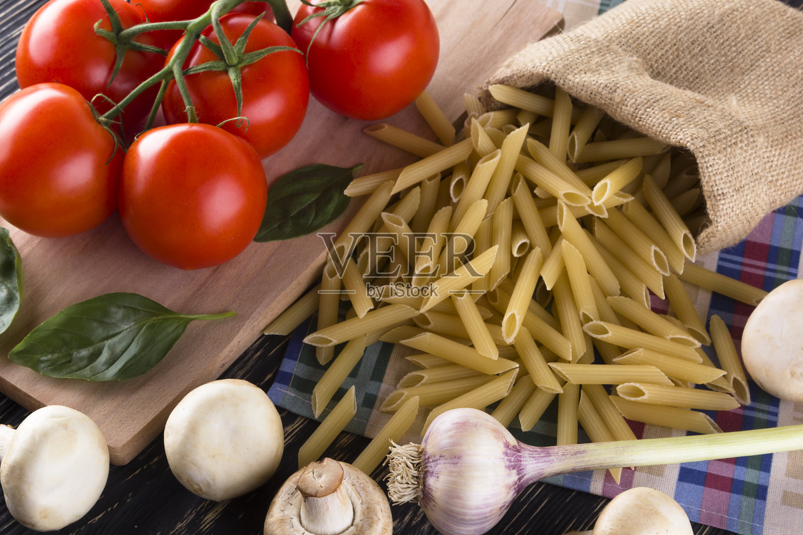 成分。西红柿，意大利面，大蒜，罗勒，香槟和盐。照片摄影图片