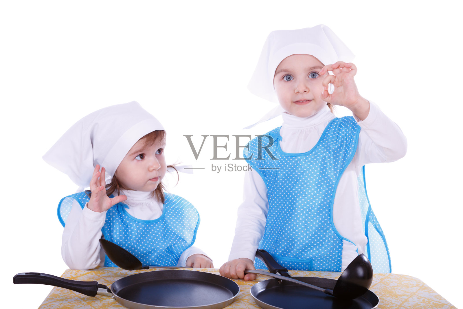 拿着平底锅的小孩照片摄影图片