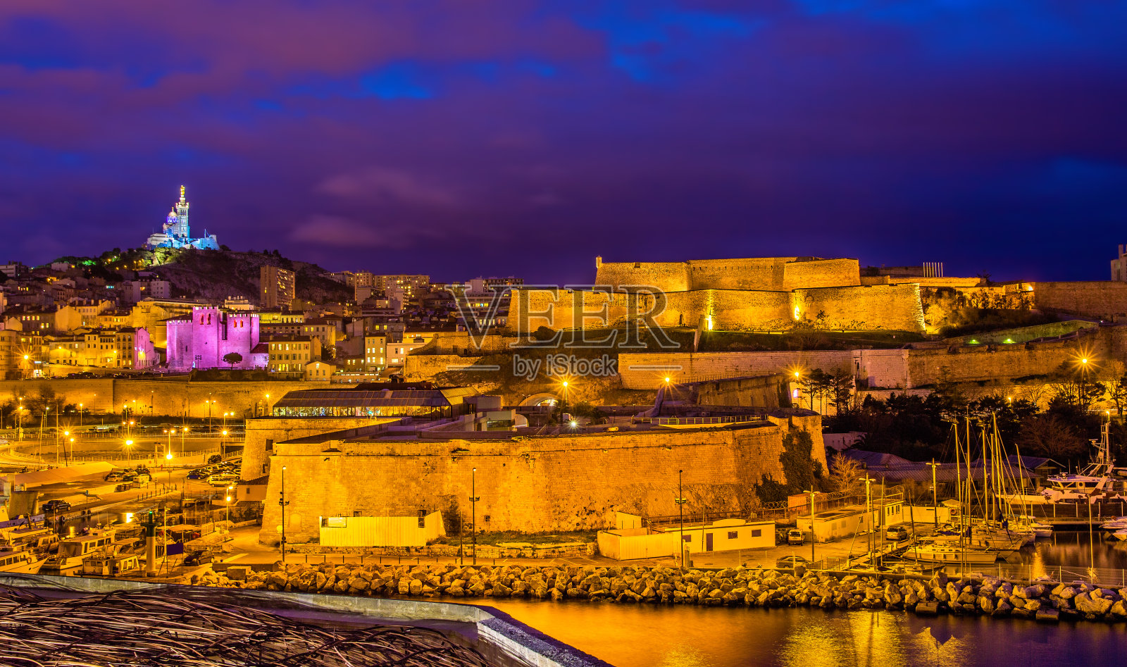 3月，圣尼古拉堡(Fort St. Nicolas)和圣母院(Notre-Dame-de-la-Garde)夜景照片摄影图片