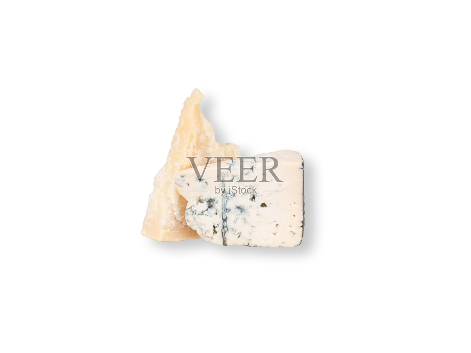 白色背景上孤立的帕尔玛干酪和蓝奶酪照片摄影图片