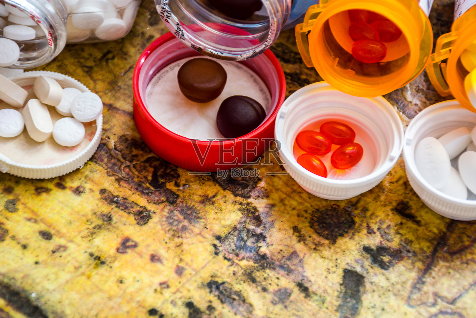 全球地图排列药丸维他命胶囊开瓶照片摄影图片