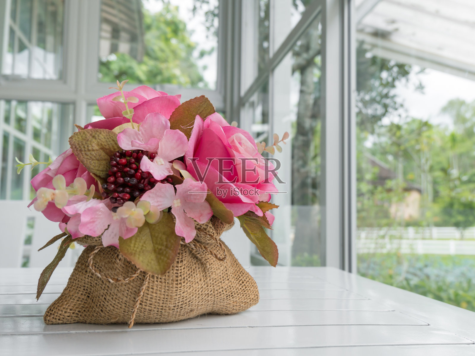 装在麻袋里的人造花照片摄影图片