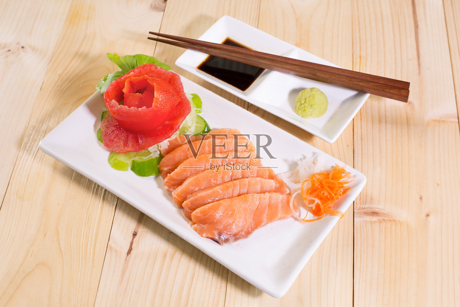 美味的生鱼片和芥末，放在白盘子里照片摄影图片