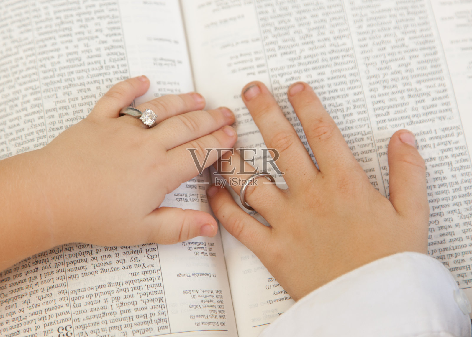 把戒指戴在圣经上照片摄影图片