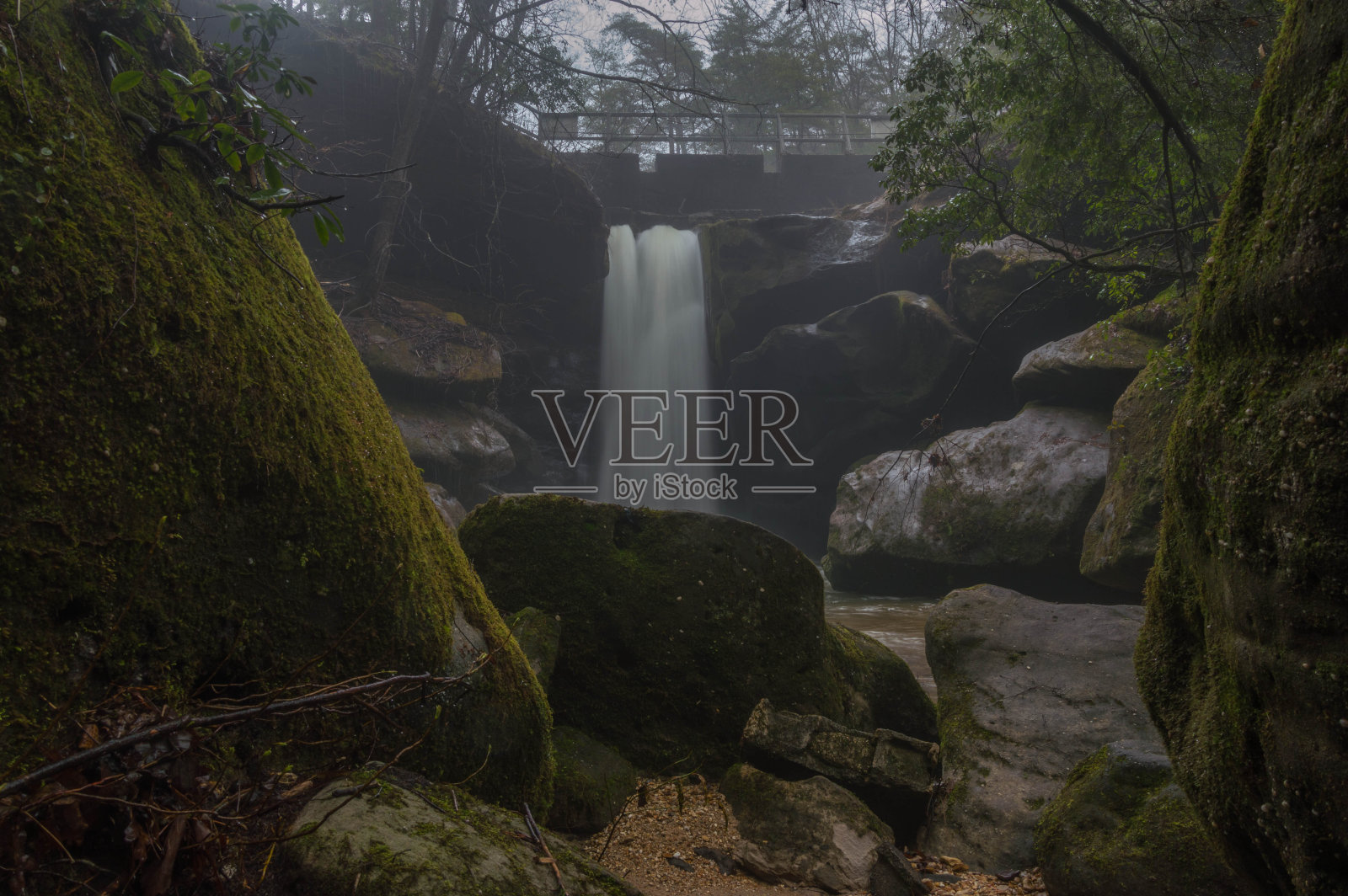 彩虹瀑布在Dismals峡谷苔藓峭壁和岩石照片摄影图片