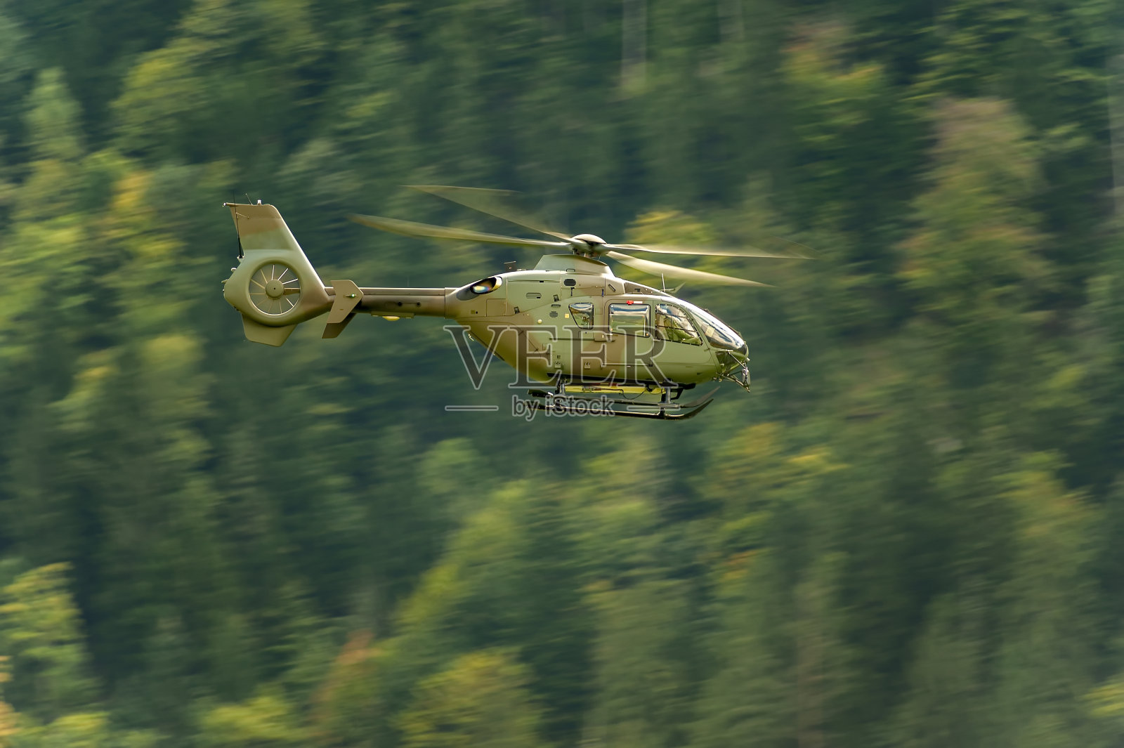 直升飞机在空中，阿尔卑斯山，瑞士照片摄影图片