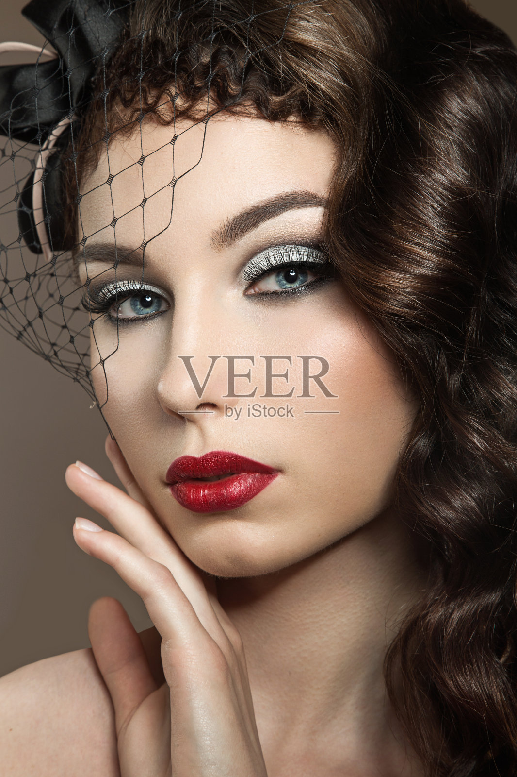 漂亮的女人，晚妆，红唇，卷发照片摄影图片