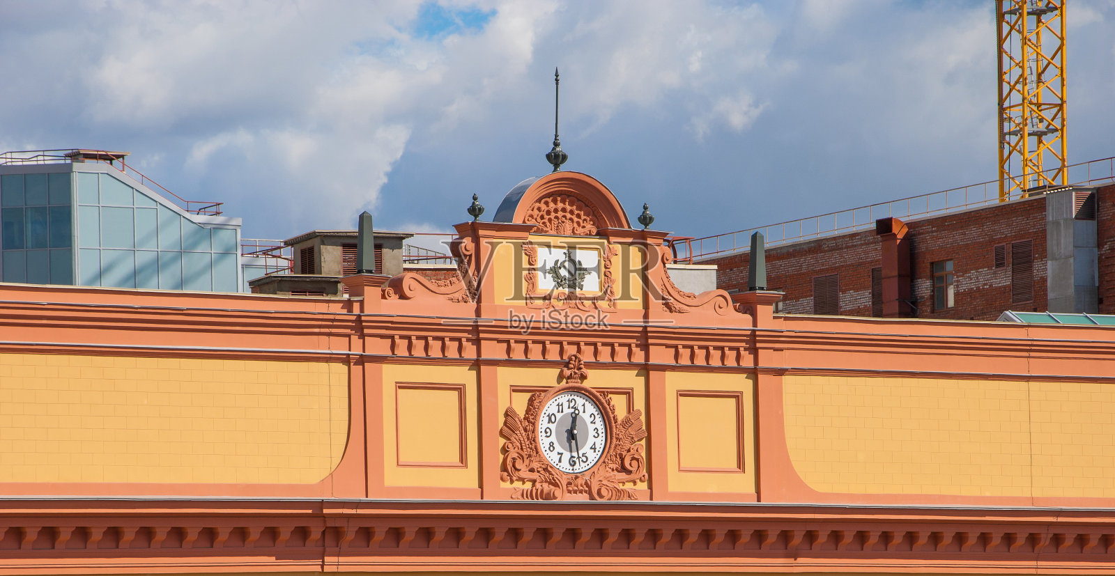 山墙上的钟照片摄影图片